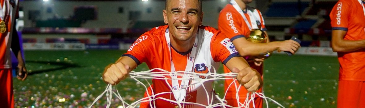 Carlos Peña announces retirement from football